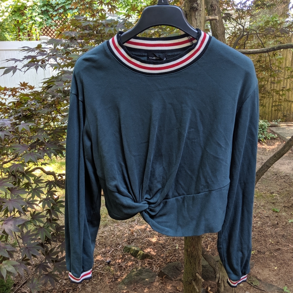 Crop sweatshirt w/ front knot and athletic accents
